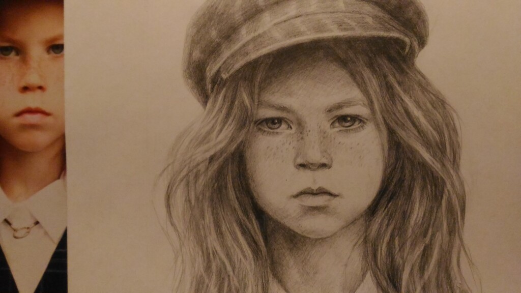 Девочка с веснушками