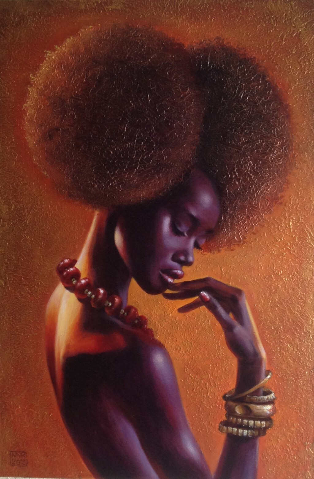 Девушка с красными бусами