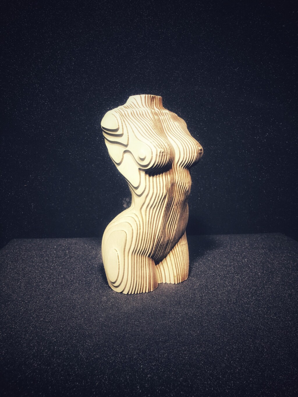 Скульптура девушки из дерева