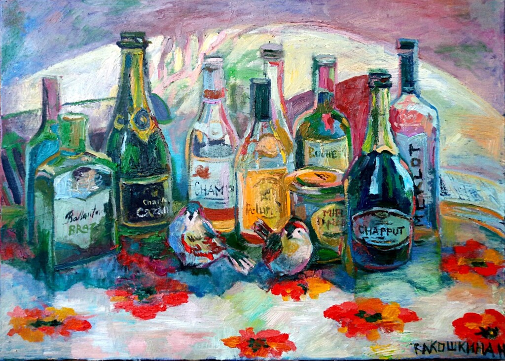 Бутылки на столе во дворе под аркой