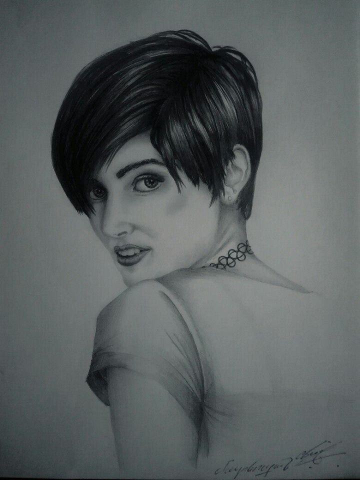 Девушка с короткими волосам