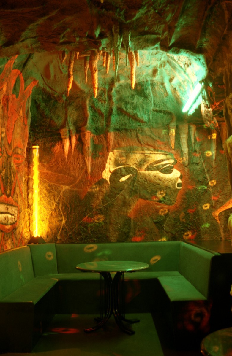 Интерьер клуба "Пещера"