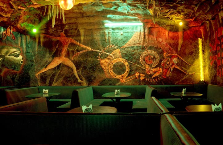 Интерьер клуба "Пещера"