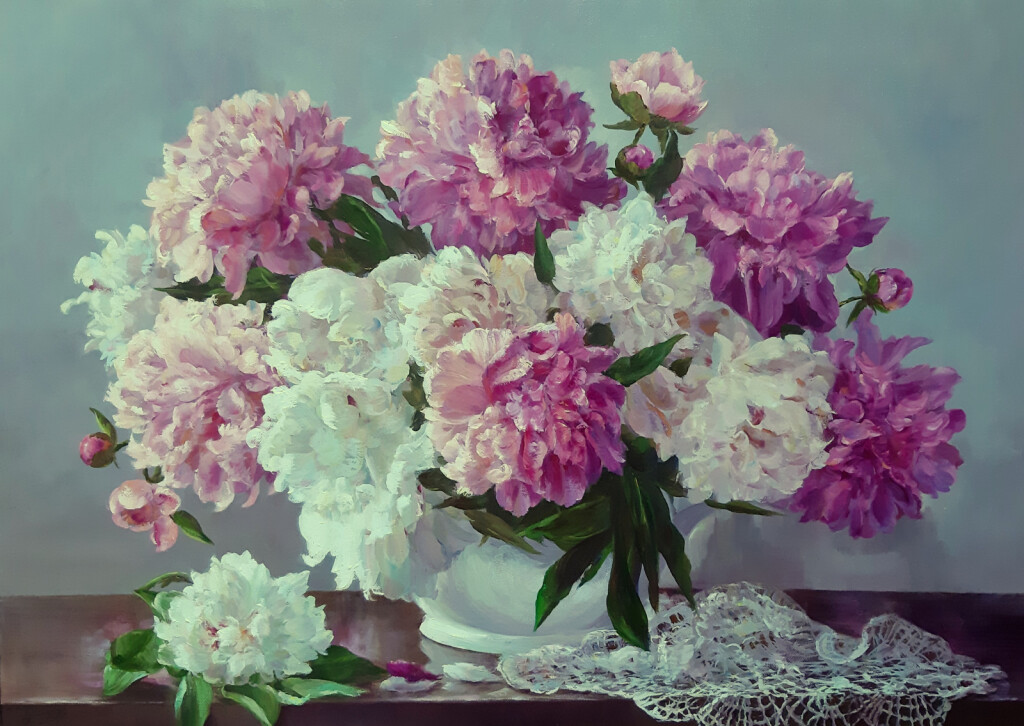 Пионы в белой вазе