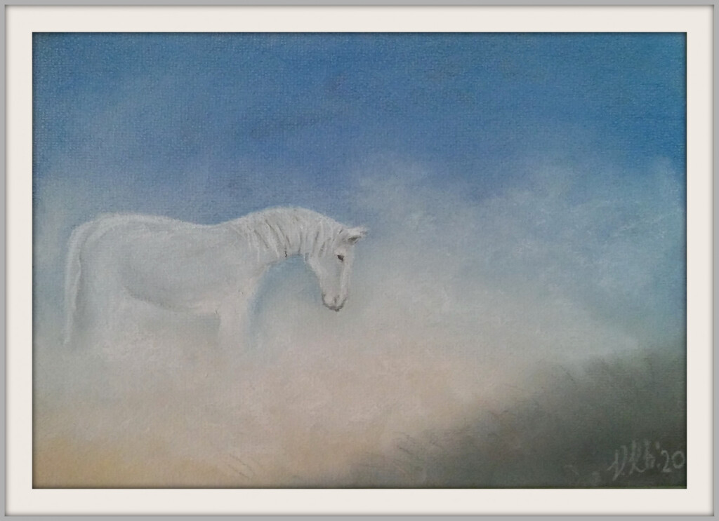 Белая лошадка