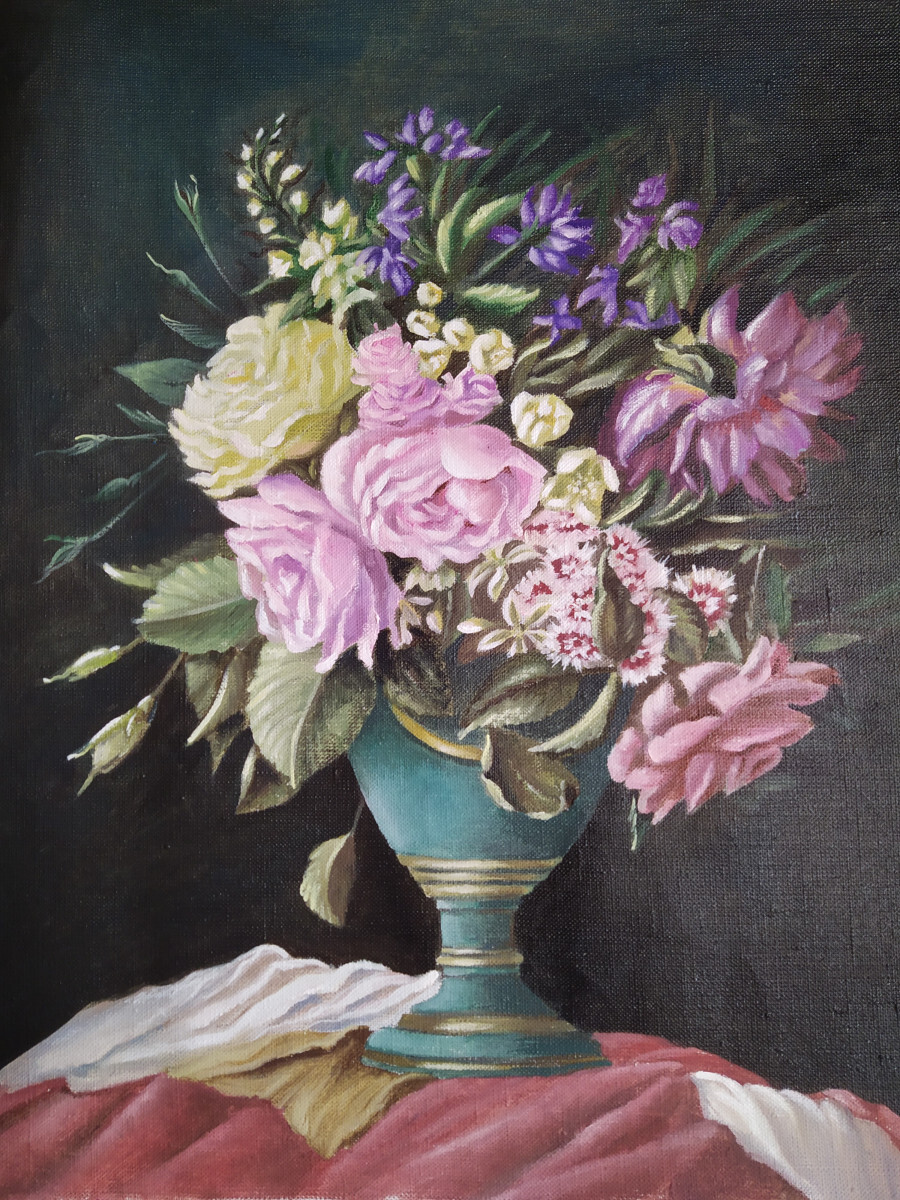 Розы в зеленой вазе.