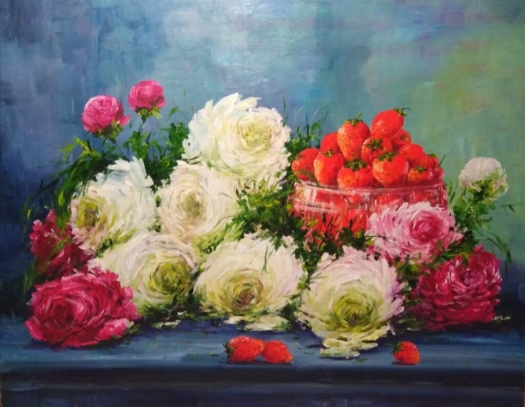 Пионы с клубникой