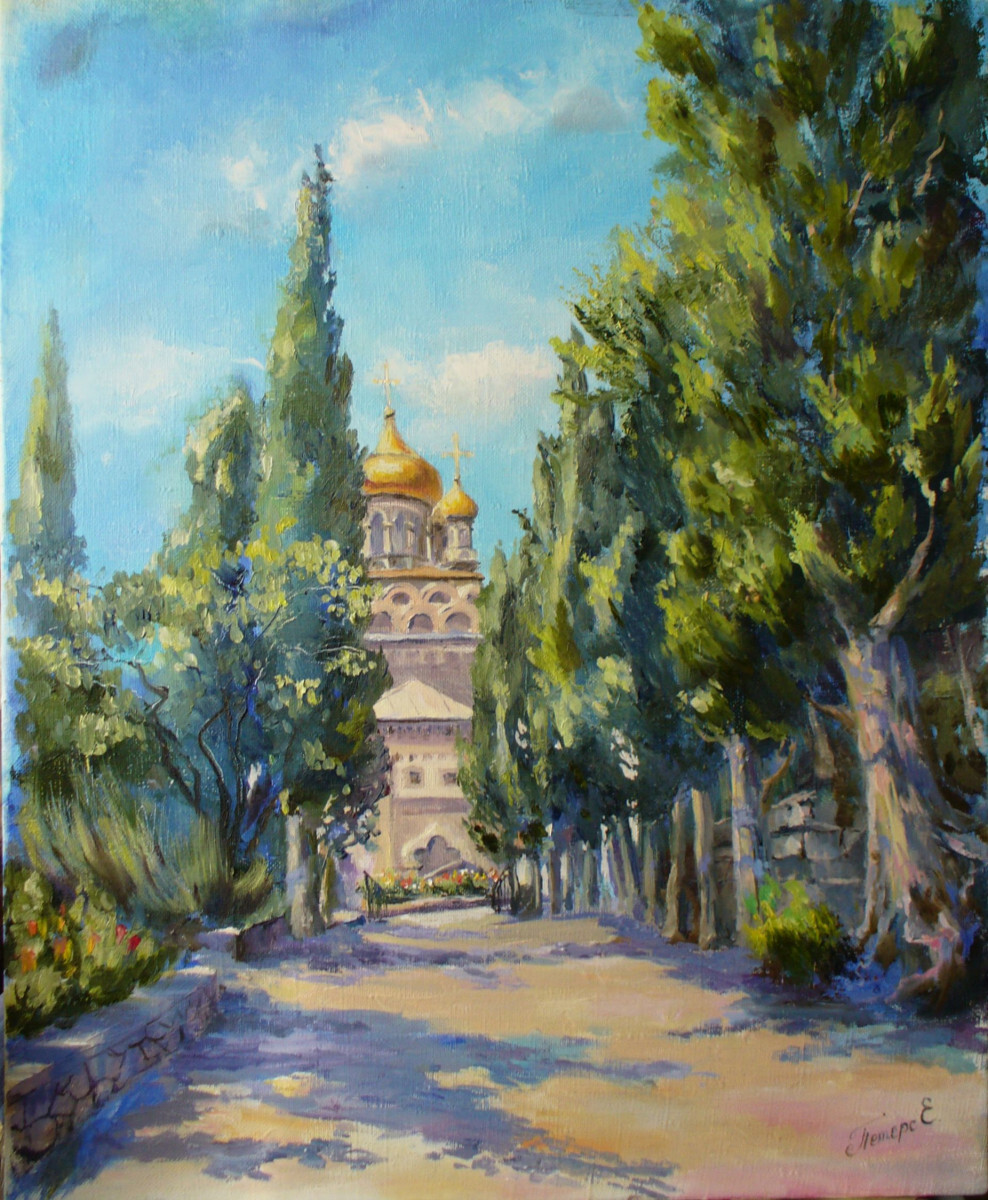 Алупка. Храм Архистратига Михаила в кипарисах.