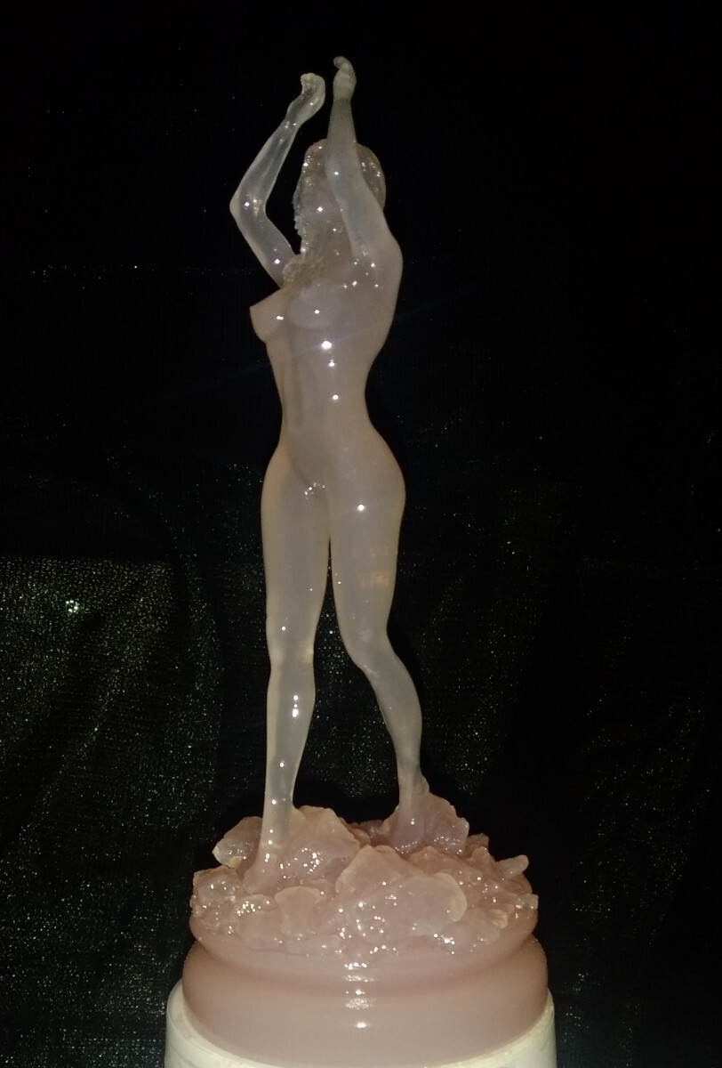 Ариэль выходит на берег из морской пучины