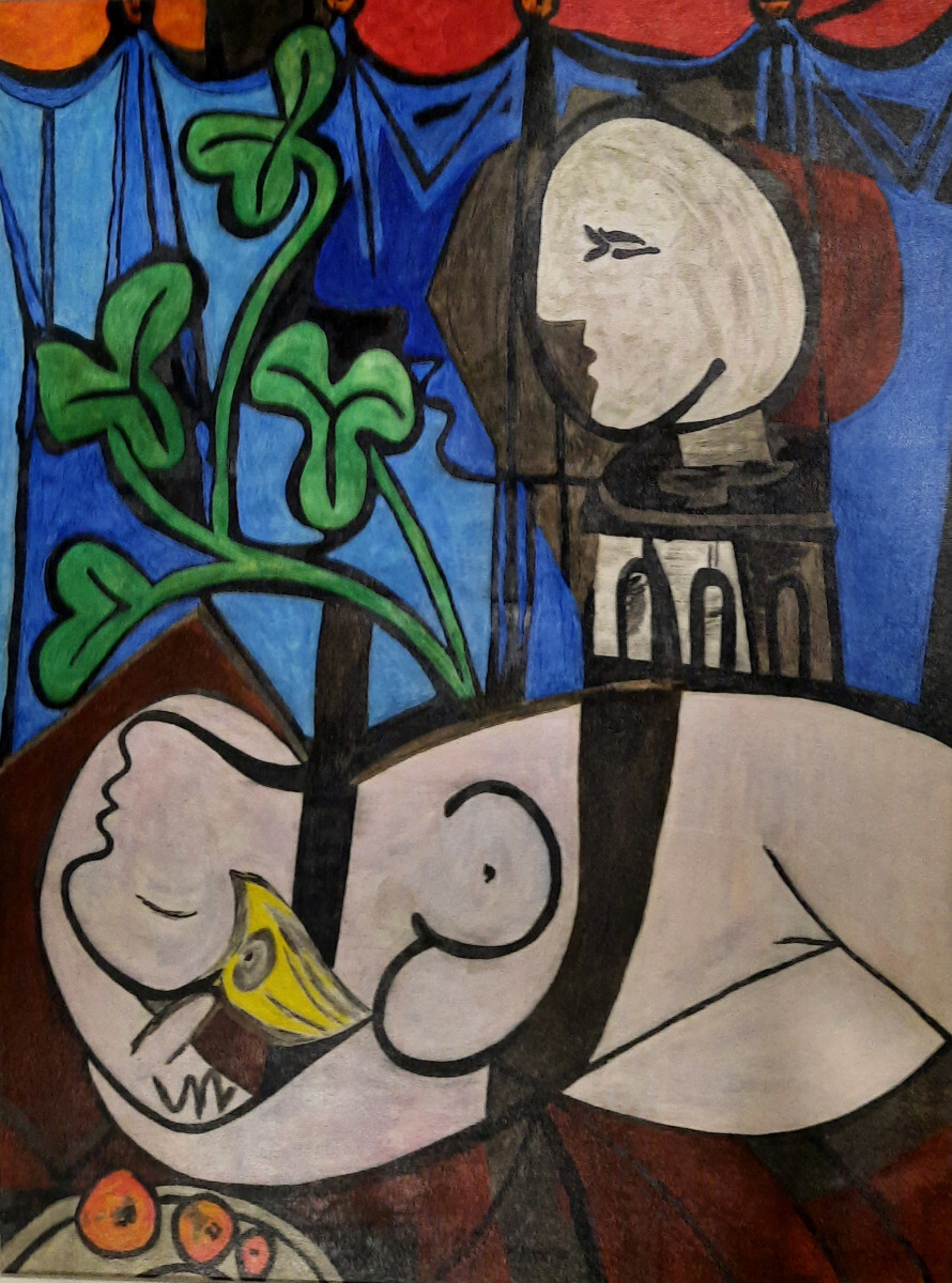 Обнаженная, зеленые листья и бюст