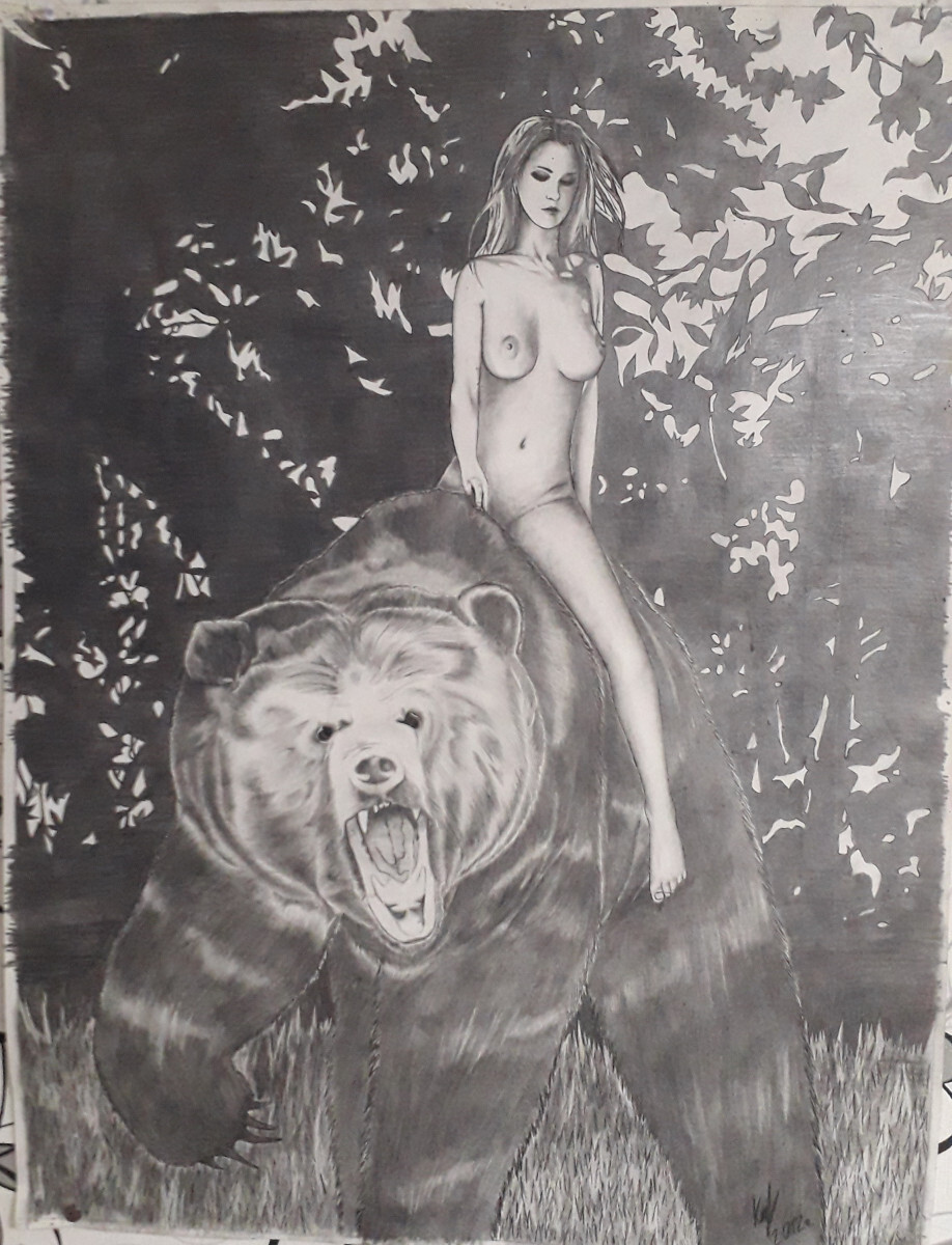 Девушка на медведе