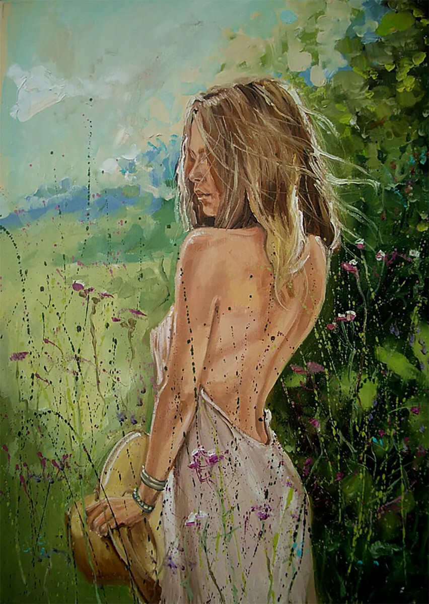 Девушка со шляпой в руке