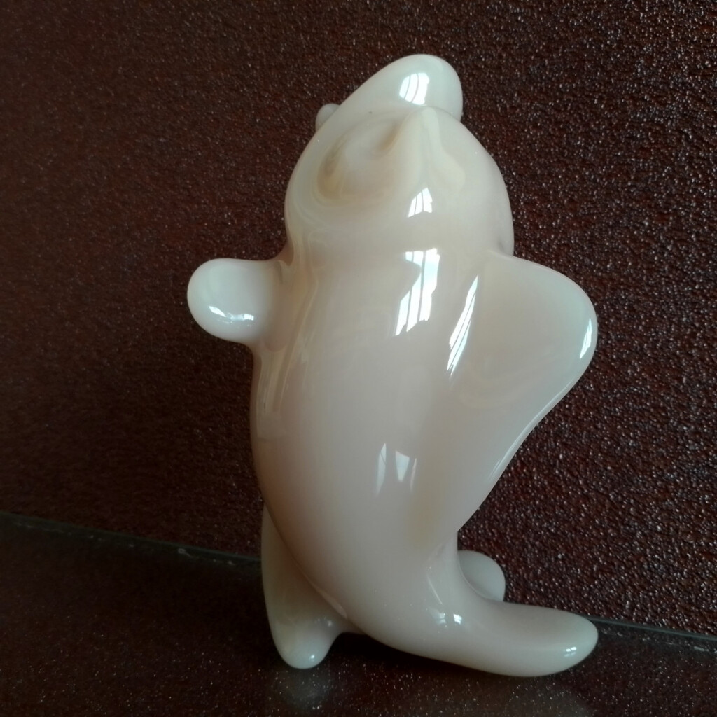 Полупрозрачная белая рыба без подиума