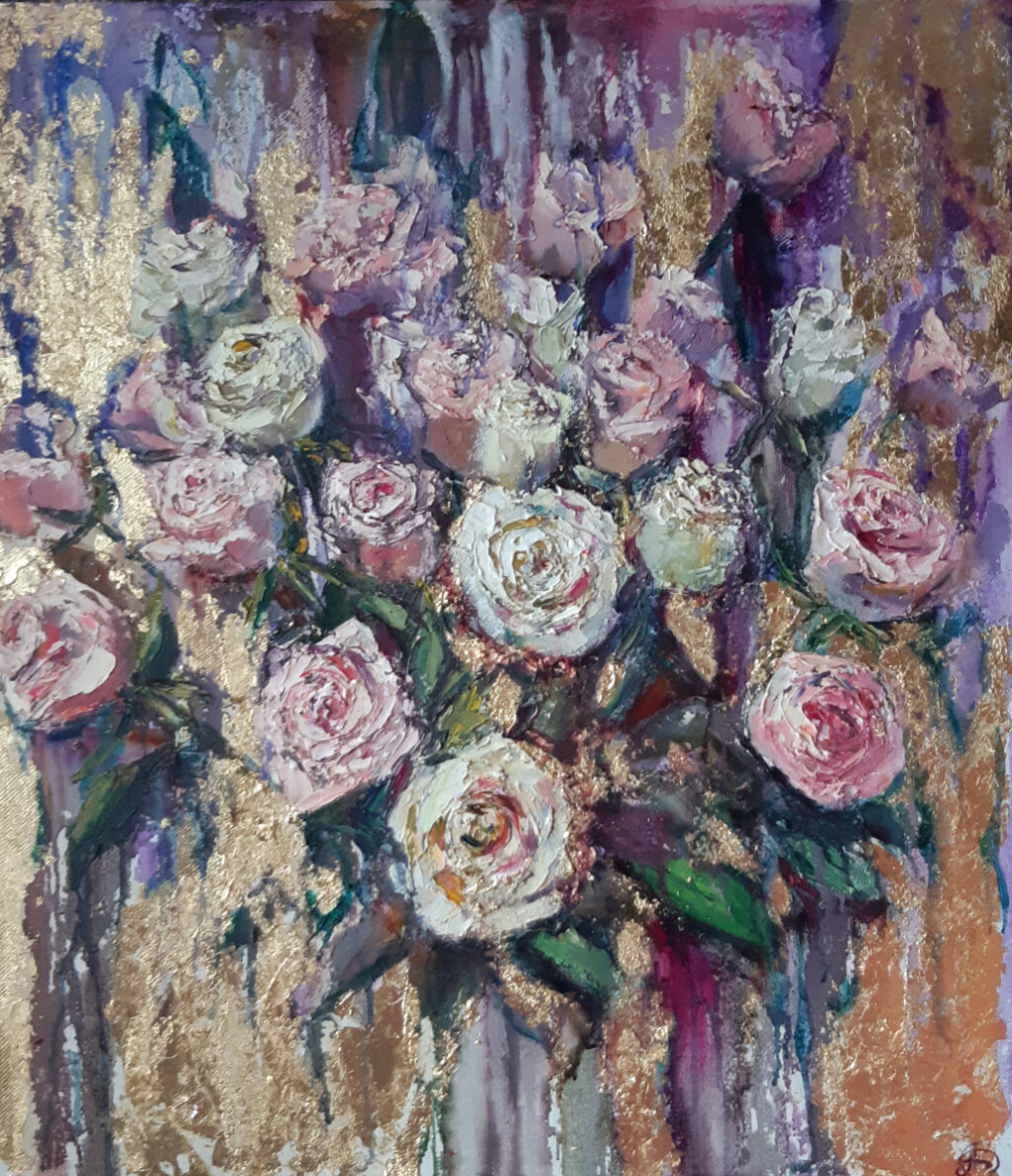 Белые и розовые розы на золоте