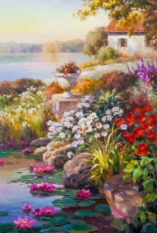 Цветущий сад на фоне озера