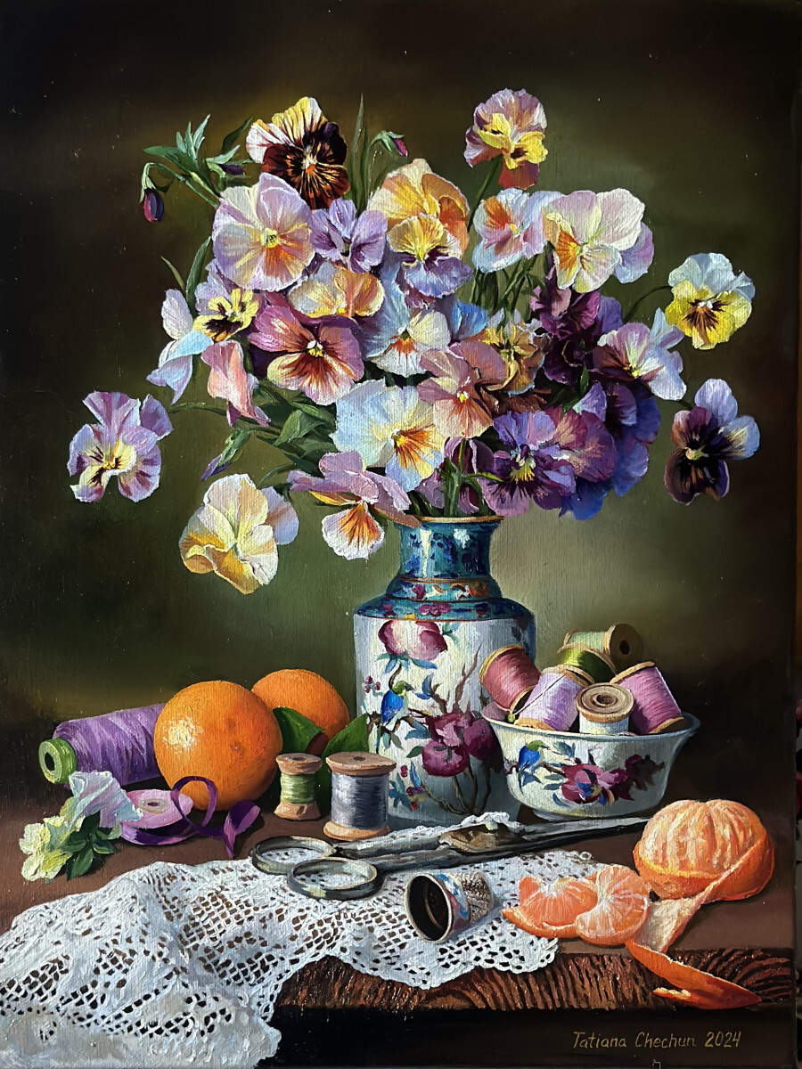 Анютины глазки и цветные нитки для шитья