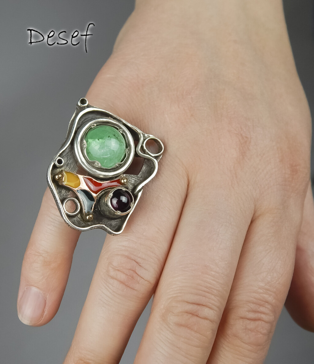 Кольцо абстрактное с изумрудом и гранатом