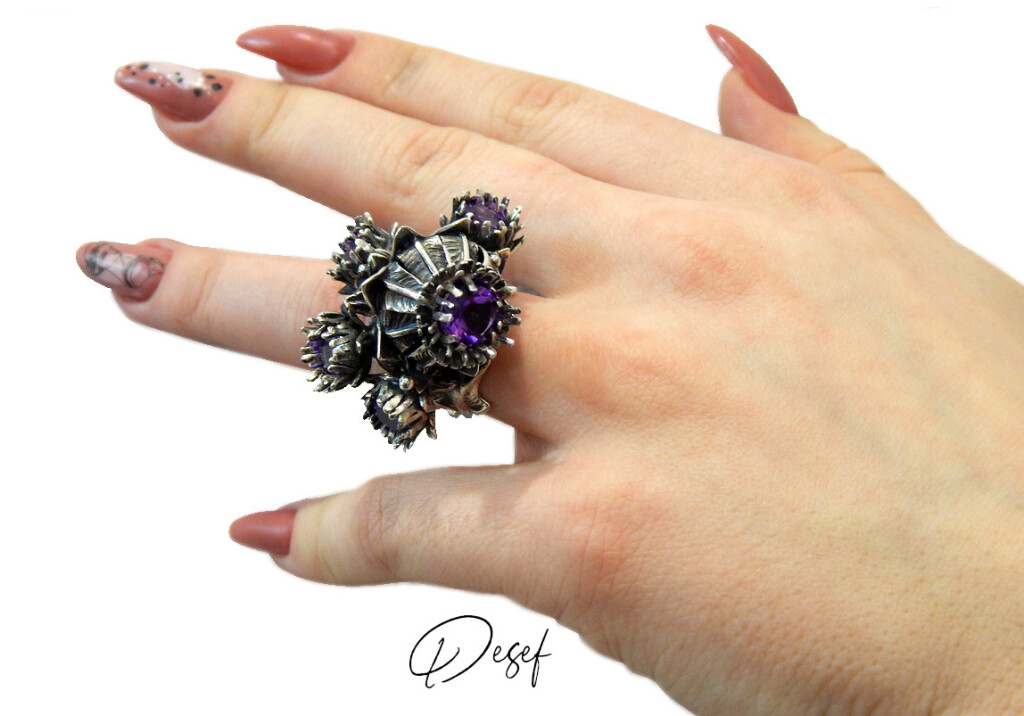 Кольцо чертополох с пятью камнями