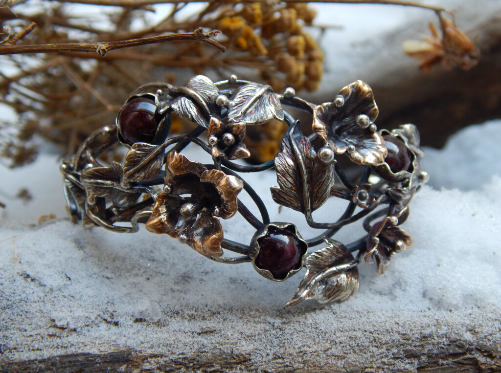 Браслет с цветами и камнями граната