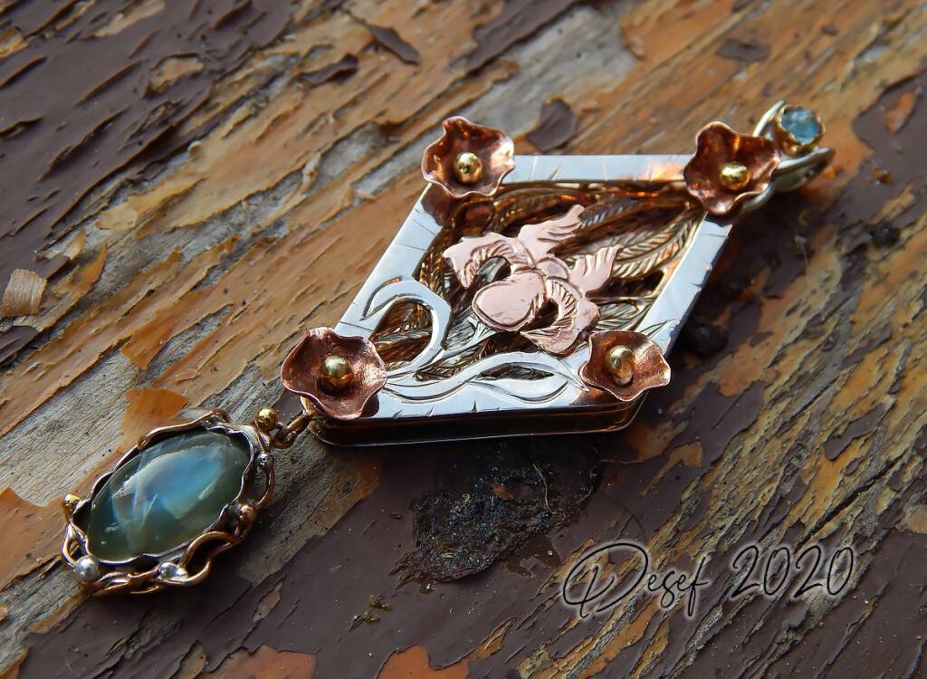 Кулон ирисы