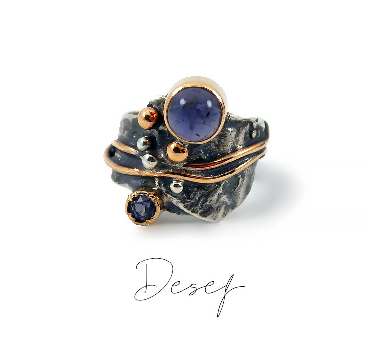 Абстрактное кольцо с двумя аметитами