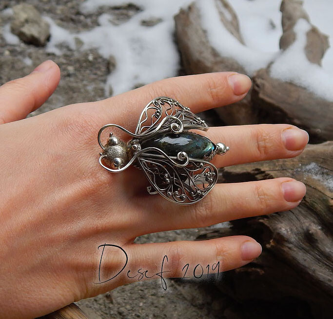 Кольцо цикада с лабрадором