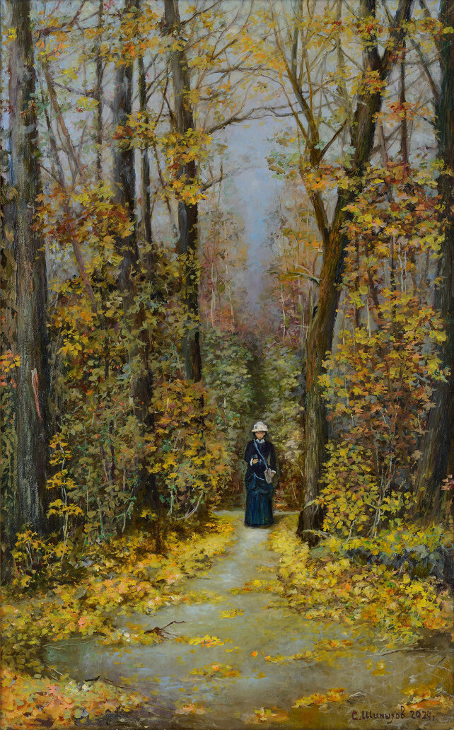 Женщина идущая по лесной тропинке