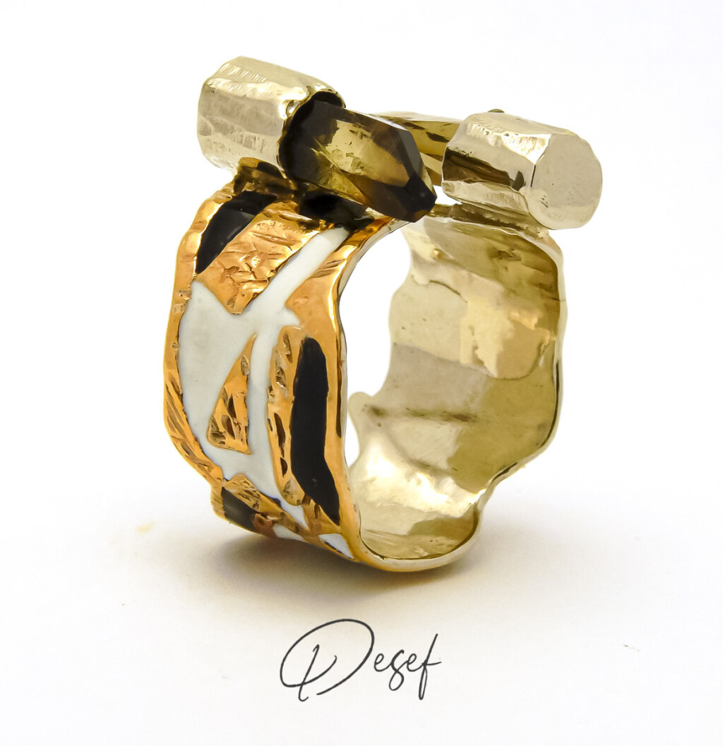 Абстрактное кольцо с холодной эмалью и кристалами раух топаза