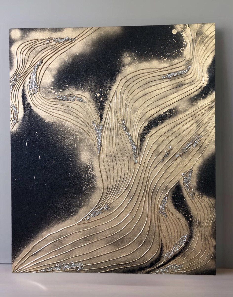 Золотые линии на черном