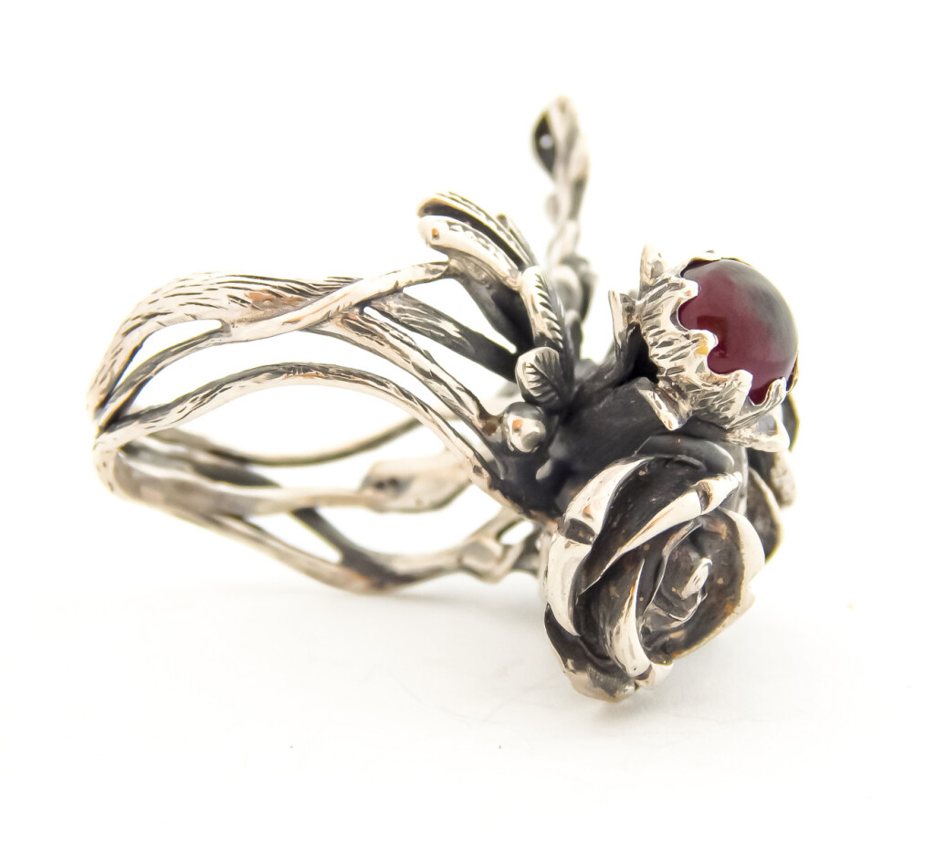 Кольцо роза с гранатом