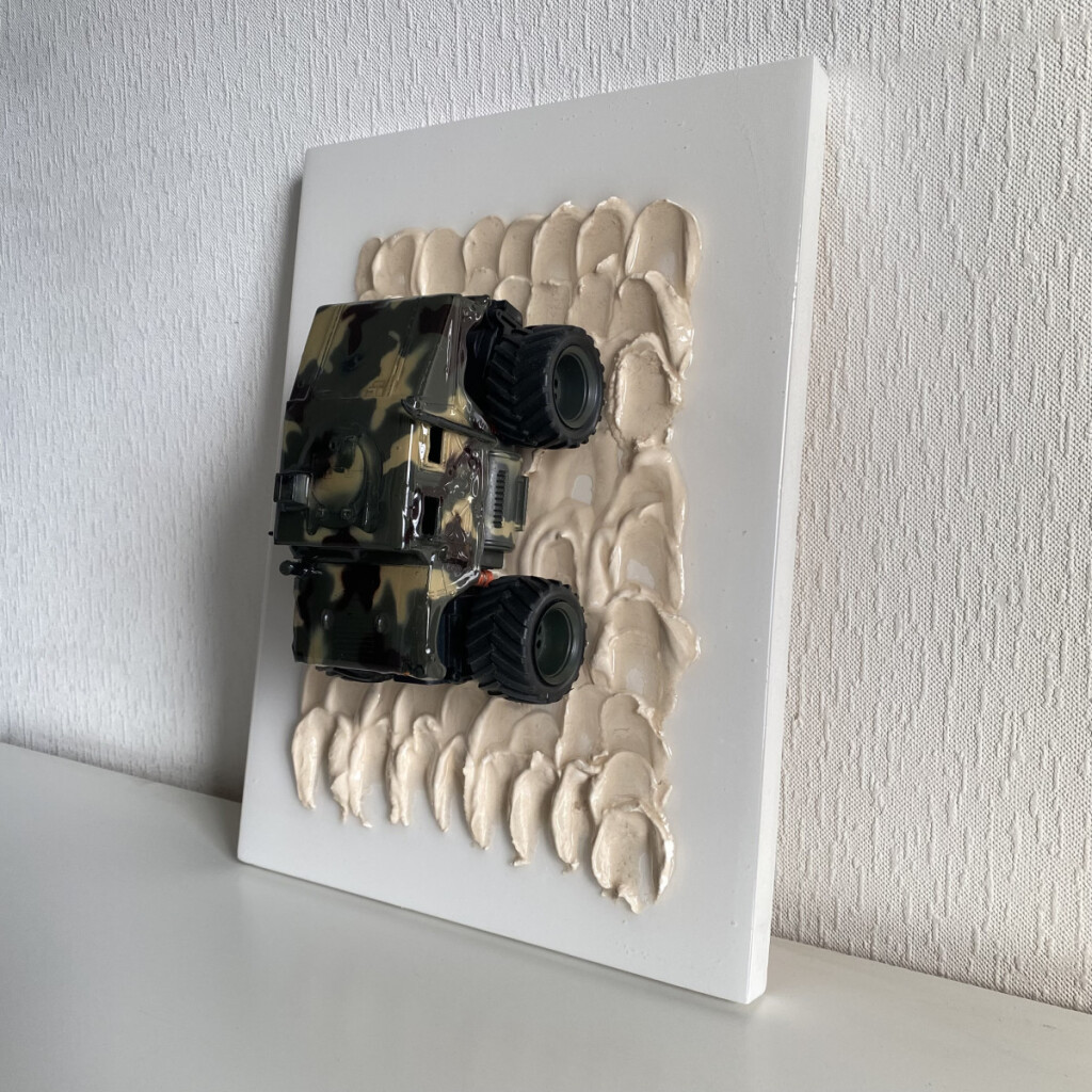 Картина с машинкой из гипса и эпоксидной смолы