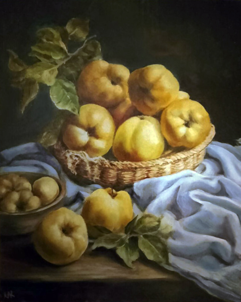 Ранняя айва в плетёной корзине