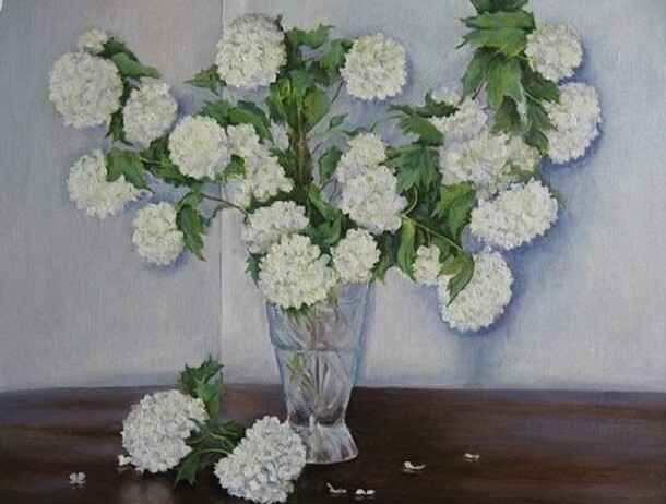 Белые шары на столе