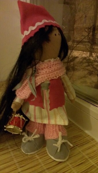 Агата смотрит в окно