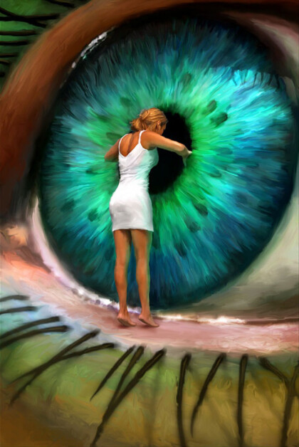 Девушка заглядывает в глаз