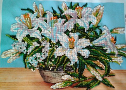 Белые лилии