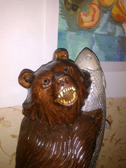 Медведь с рыбой