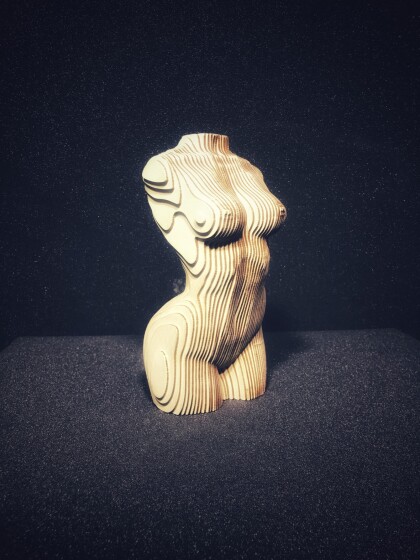 Скульптура девушки из дерева