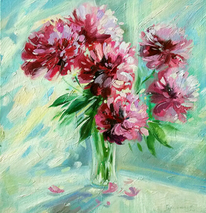 Пионы в лучах солнца