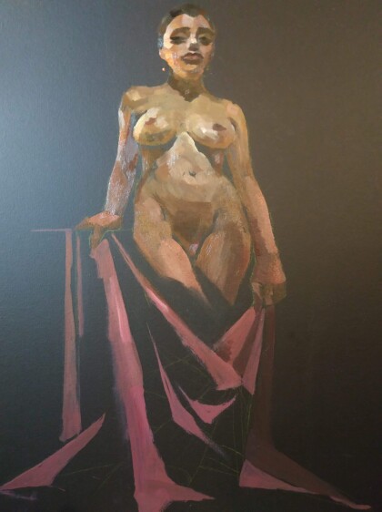 С красным шарфом .