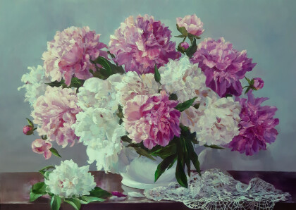 Пионы в белой вазе