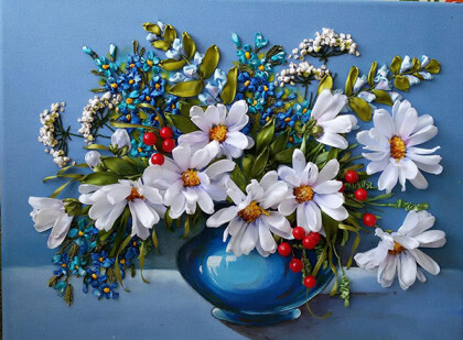 Ромашки в голубой вазе