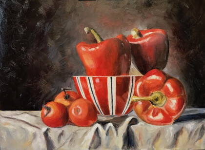 Красные перцы в полосатой миске