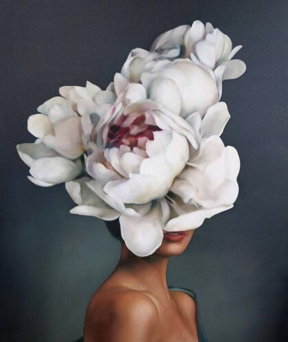 Девушка с пионами на голове