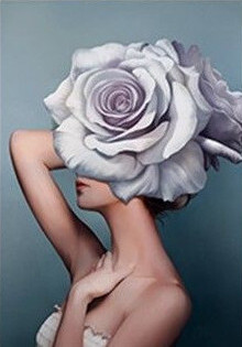 Девушка с пионами на голове