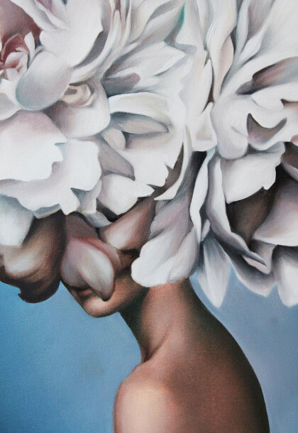 Девушка в пионах