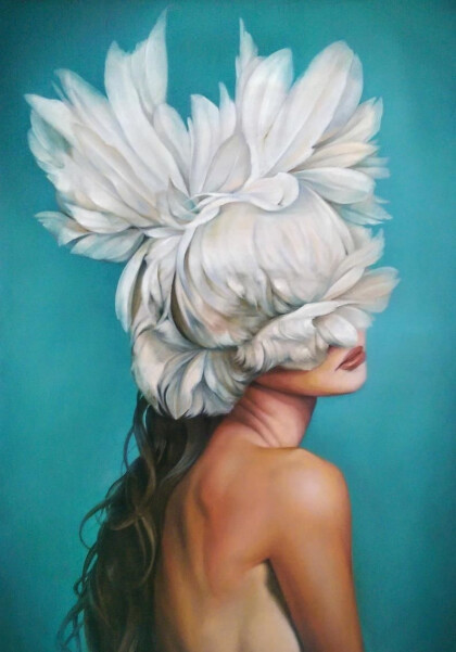 Девушка с цветком на голове