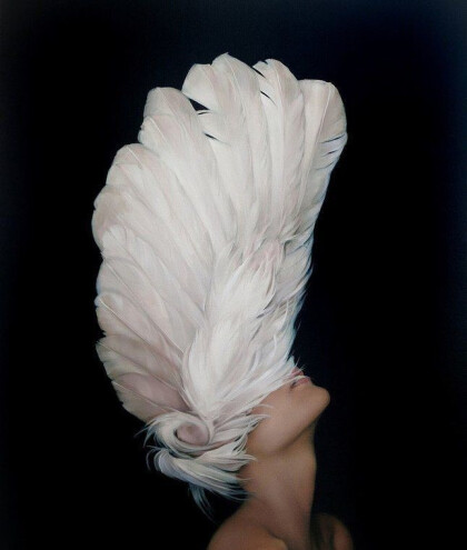 Девушка с перьями