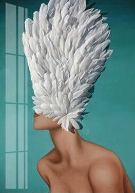 Девушка с перьями