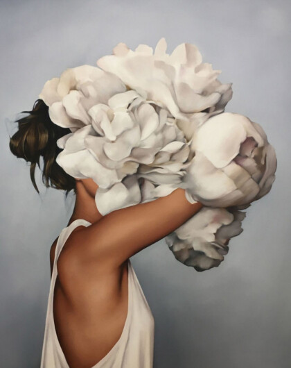 Девушка с пионами